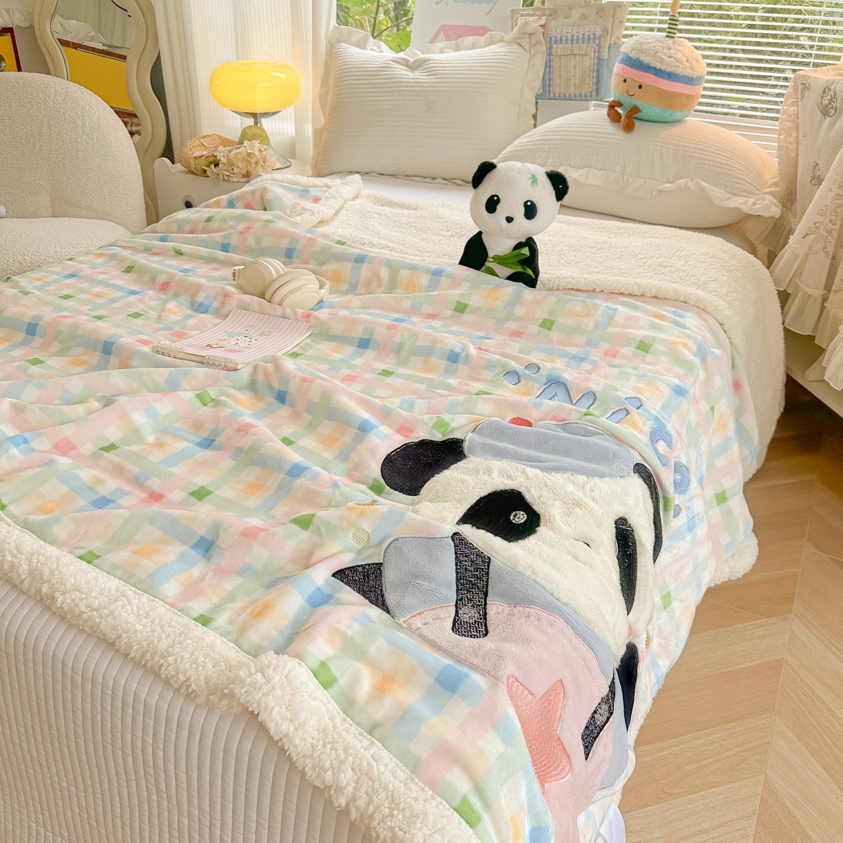 91家纺网 家纺一手货源 找家纺 子钦家纺 2025新款秋冬加厚牛奶绒羊羔绒卡通贴布绣毛毯-快乐熊猫 毛毯快乐熊猫-七彩格