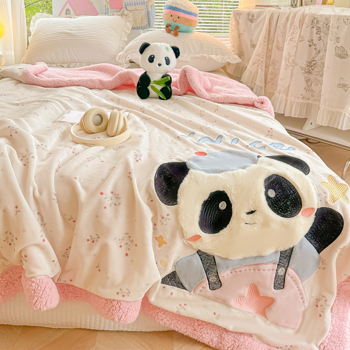 91家纺网 家纺一手货源 找家纺 子钦家纺 2025新款秋冬加厚牛奶绒羊羔绒卡通贴布绣毛毯-快乐熊猫 毛毯快乐熊猫-小花园