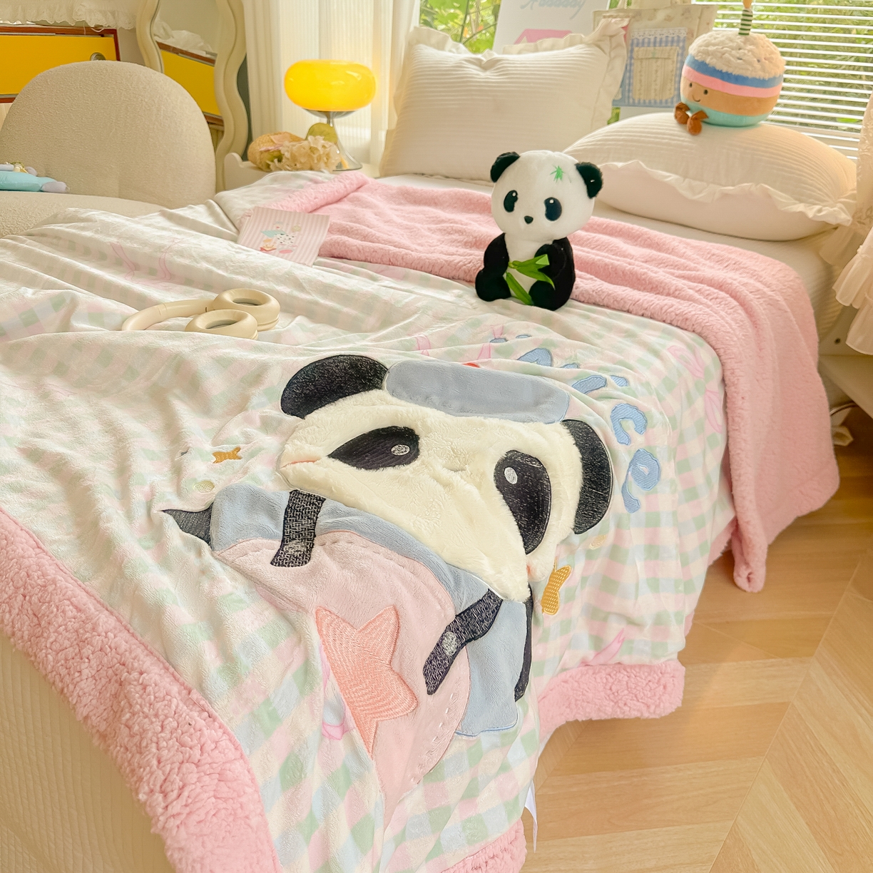 91家纺网 家纺一手货源 找家纺 子钦家纺 2025新款秋冬加厚牛奶绒羊羔绒卡通贴布绣毛毯-快乐熊猫 毛毯快乐熊猫-蝴蝶结格子