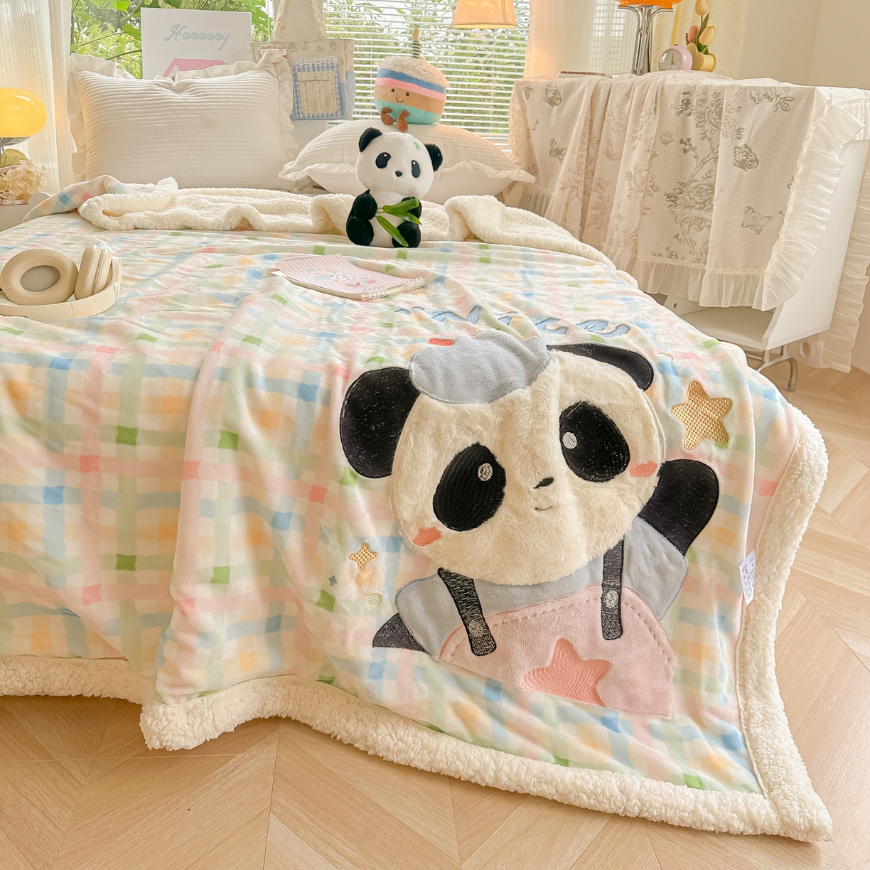 91家纺网 家纺一手货源 找家纺 子钦家纺 2025新款秋冬加厚牛奶绒羊羔绒卡通贴布绣毛毯-快乐熊猫 毛毯快乐熊猫-七彩格