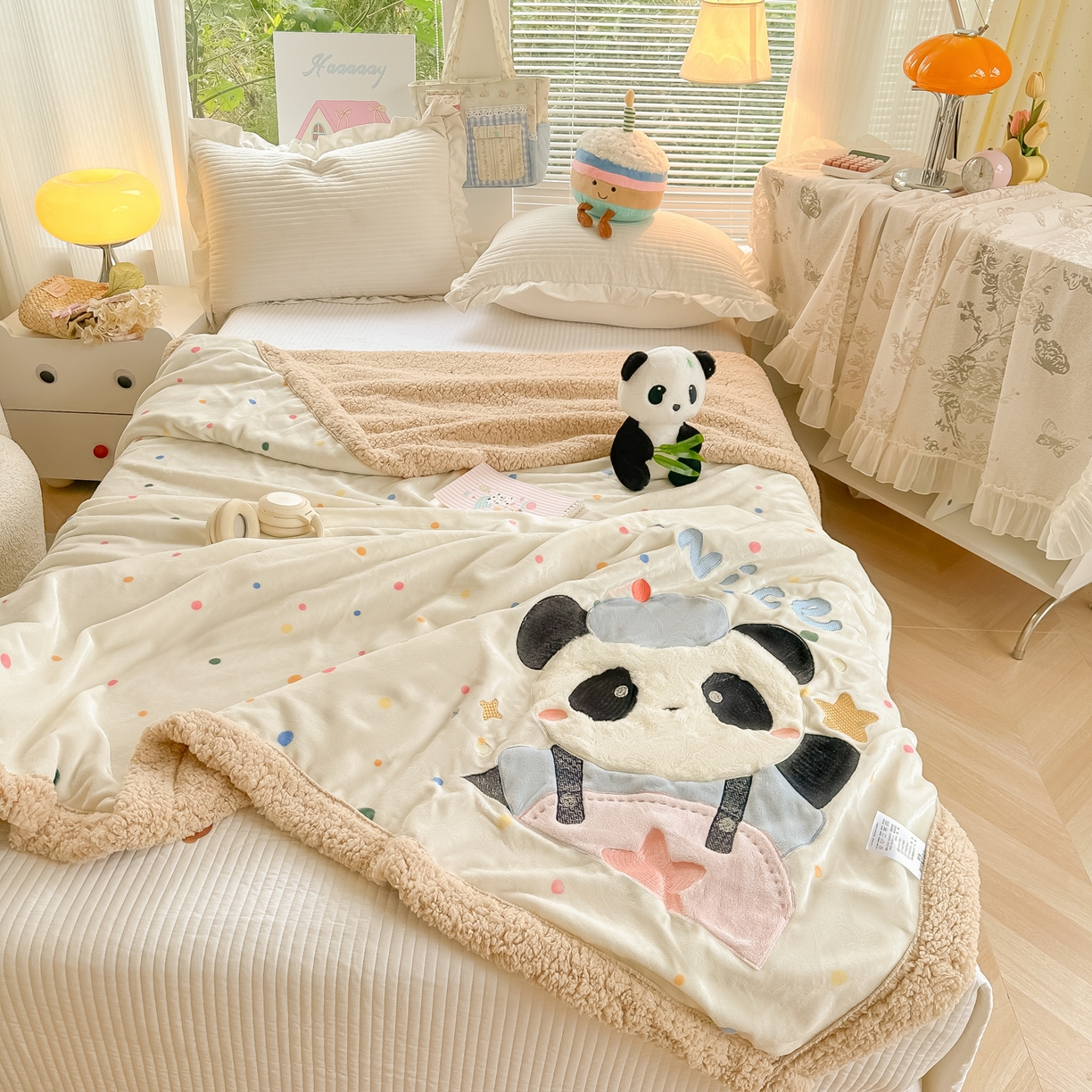 91家纺网 家纺一手货源 找家纺 子钦家纺 2025新款秋冬加厚牛奶绒羊羔绒卡通贴布绣毛毯-快乐熊猫 毛毯快乐熊猫-七彩波点