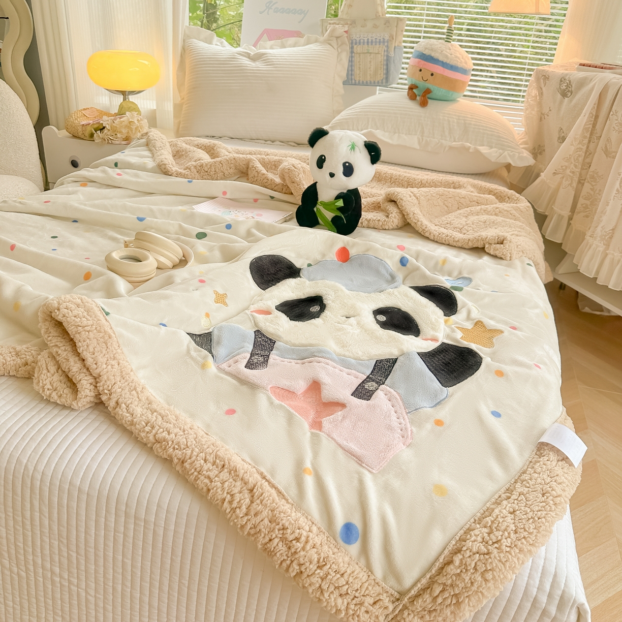 91家纺网 家纺一手货源 找家纺 子钦家纺 2025新款秋冬加厚牛奶绒羊羔绒卡通贴布绣毛毯-快乐熊猫 毛毯快乐熊猫-七彩波点