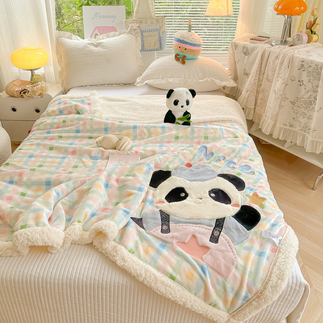 91家纺网 家纺一手货源 找家纺 子钦家纺 2025新款秋冬加厚牛奶绒羊羔绒卡通贴布绣毛毯-快乐熊猫 毛毯快乐熊猫-七彩格