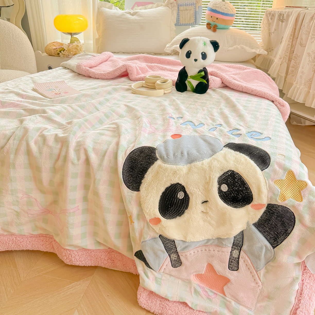 91家纺网 家纺一手货源 找家纺 子钦家纺 2025新款秋冬加厚牛奶绒羊羔绒卡通贴布绣毛毯-快乐熊猫 毛毯快乐熊猫-蝴蝶结格子