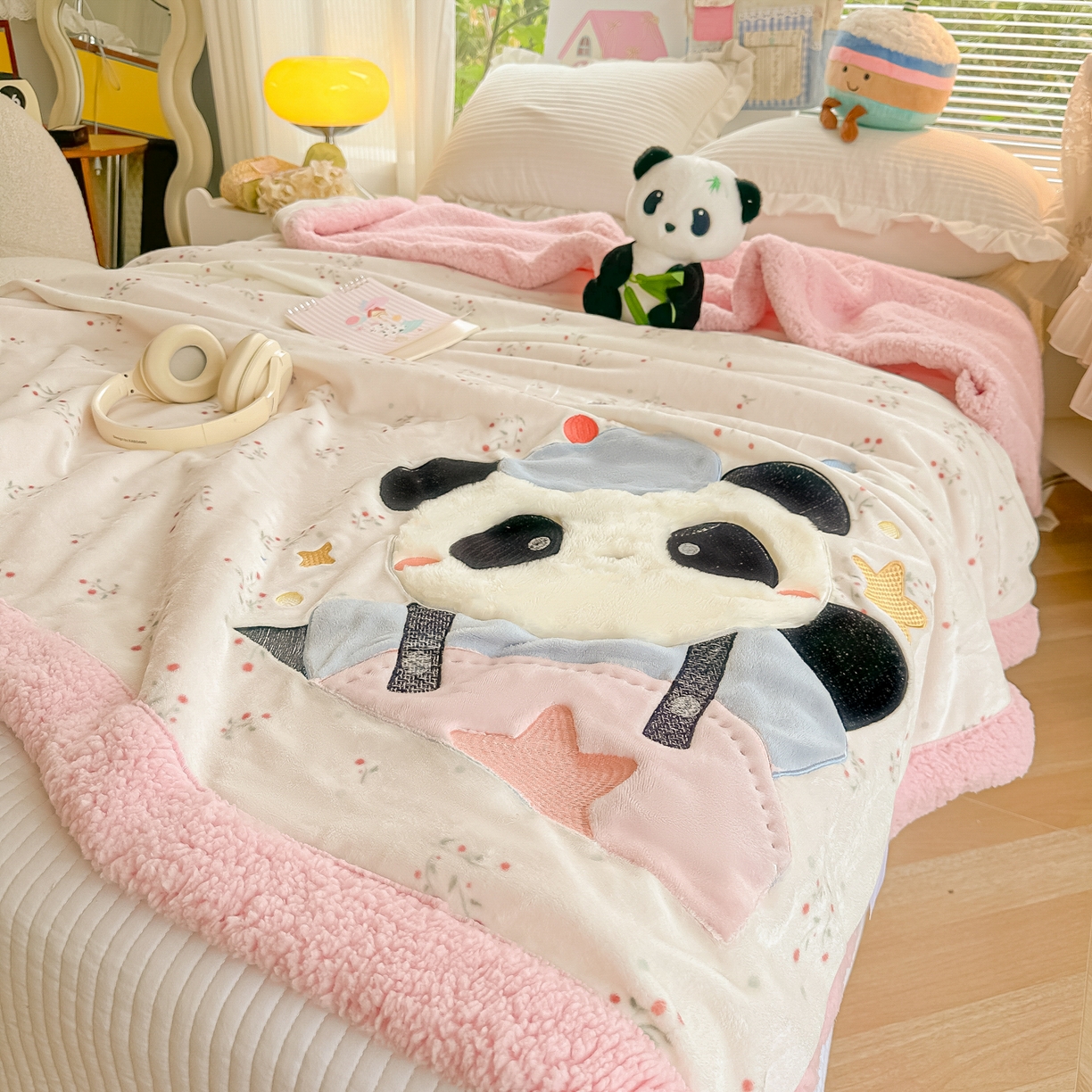 91家纺网 家纺一手货源 找家纺 子钦家纺 2025新款秋冬加厚牛奶绒羊羔绒卡通贴布绣毛毯-快乐熊猫 毛毯快乐熊猫-小花园