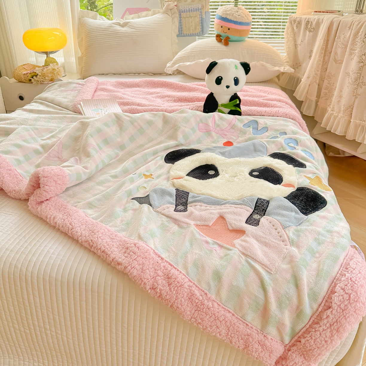 91家纺网 家纺一手货源 找家纺 子钦家纺 2025新款秋冬加厚牛奶绒羊羔绒卡通贴布绣毛毯-快乐熊猫 毛毯快乐熊猫-蝴蝶结格子
