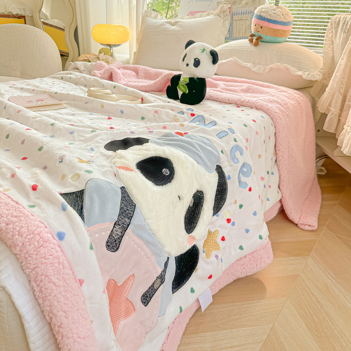 91家纺网 家纺一手货源 找家纺 子钦家纺 2025新款秋冬加厚牛奶绒羊羔绒卡通贴布绣毛毯-快乐熊猫 毛毯快乐熊猫-爱心