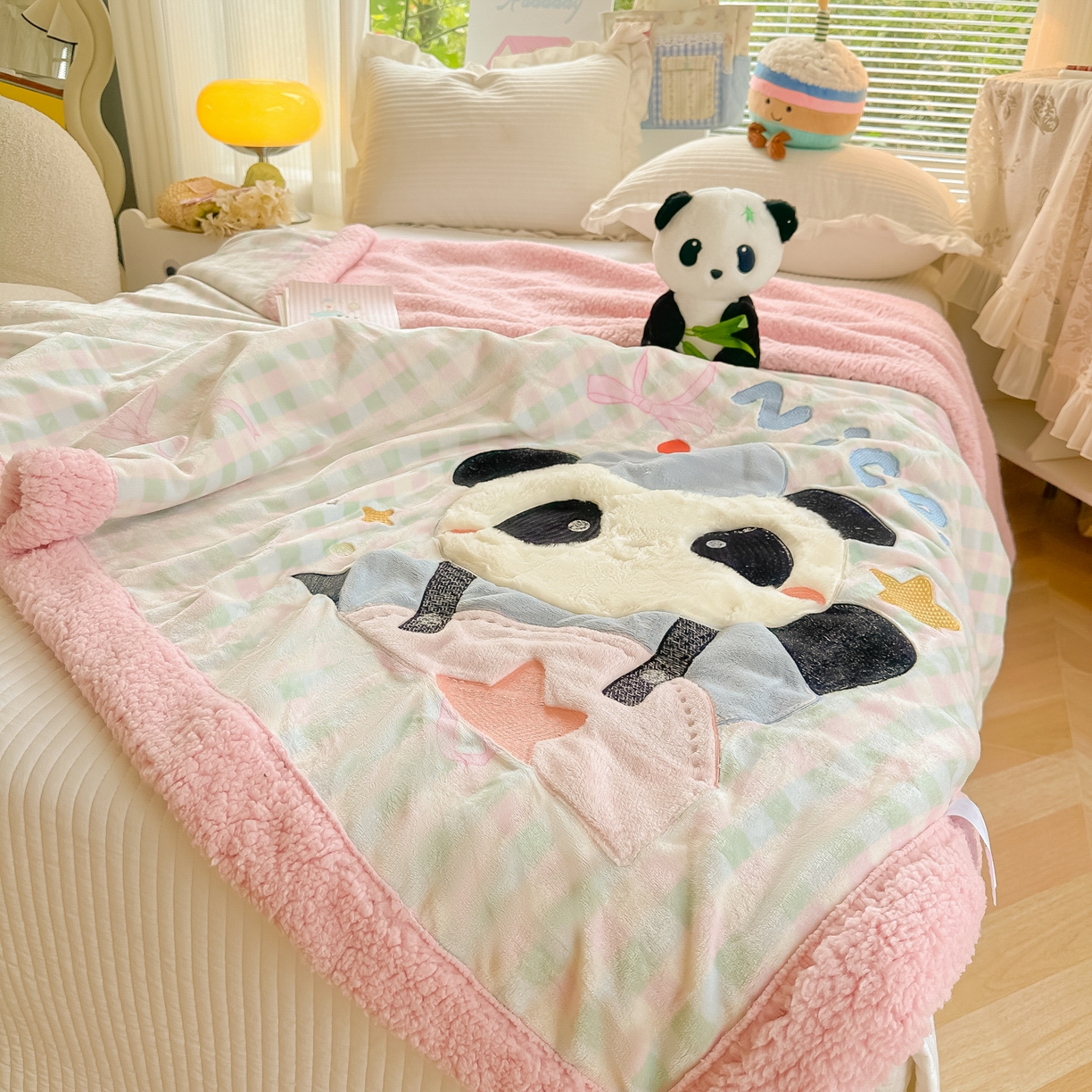 91家纺网 家纺一手货源 找家纺 子钦家纺 2025新款秋冬加厚牛奶绒羊羔绒卡通贴布绣毛毯-快乐熊猫 毛毯快乐熊猫-蝴蝶结格子