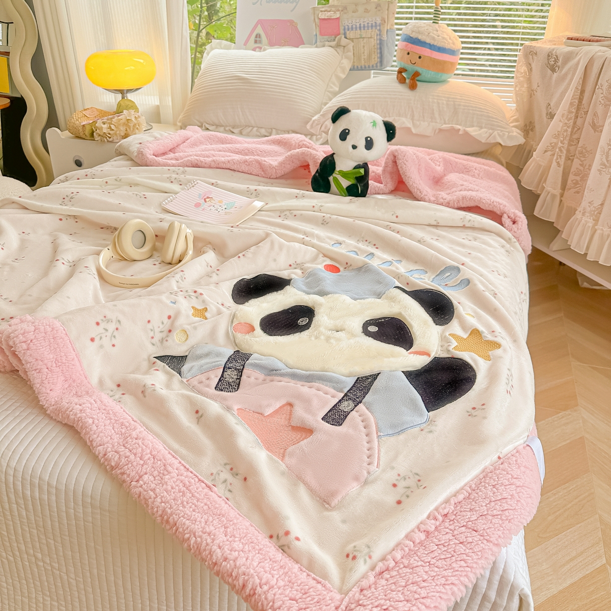 91家纺网 家纺一手货源 找家纺 子钦家纺 2025新款秋冬加厚牛奶绒羊羔绒卡通贴布绣毛毯-快乐熊猫 毛毯快乐熊猫-小花园