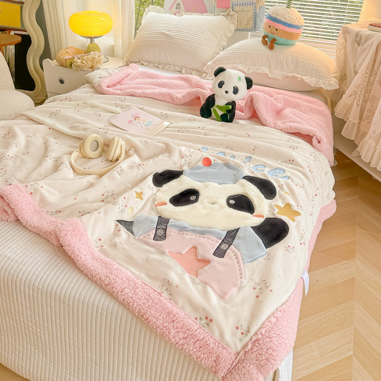 91家纺网 家纺一手货源 找家纺 子钦家纺 2025新款秋冬加厚牛奶绒羊羔绒卡通贴布绣毛毯-快乐熊猫 毛毯快乐熊猫-小花园