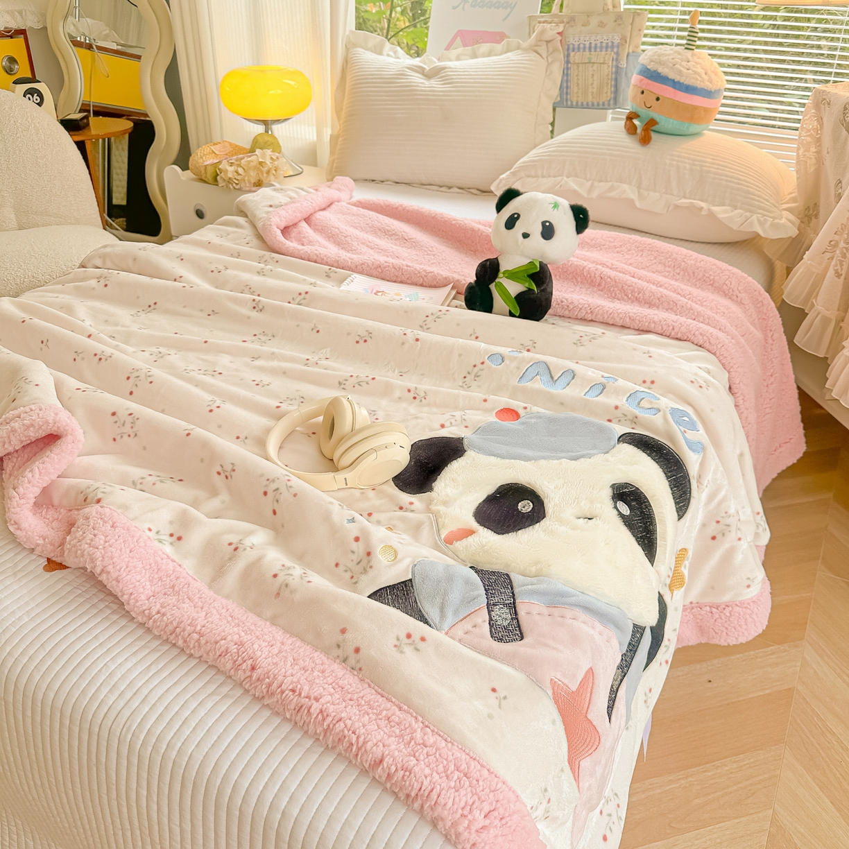 91家纺网 家纺一手货源 找家纺 子钦家纺 2025新款秋冬加厚牛奶绒羊羔绒卡通贴布绣毛毯-快乐熊猫 毛毯快乐熊猫-小花园