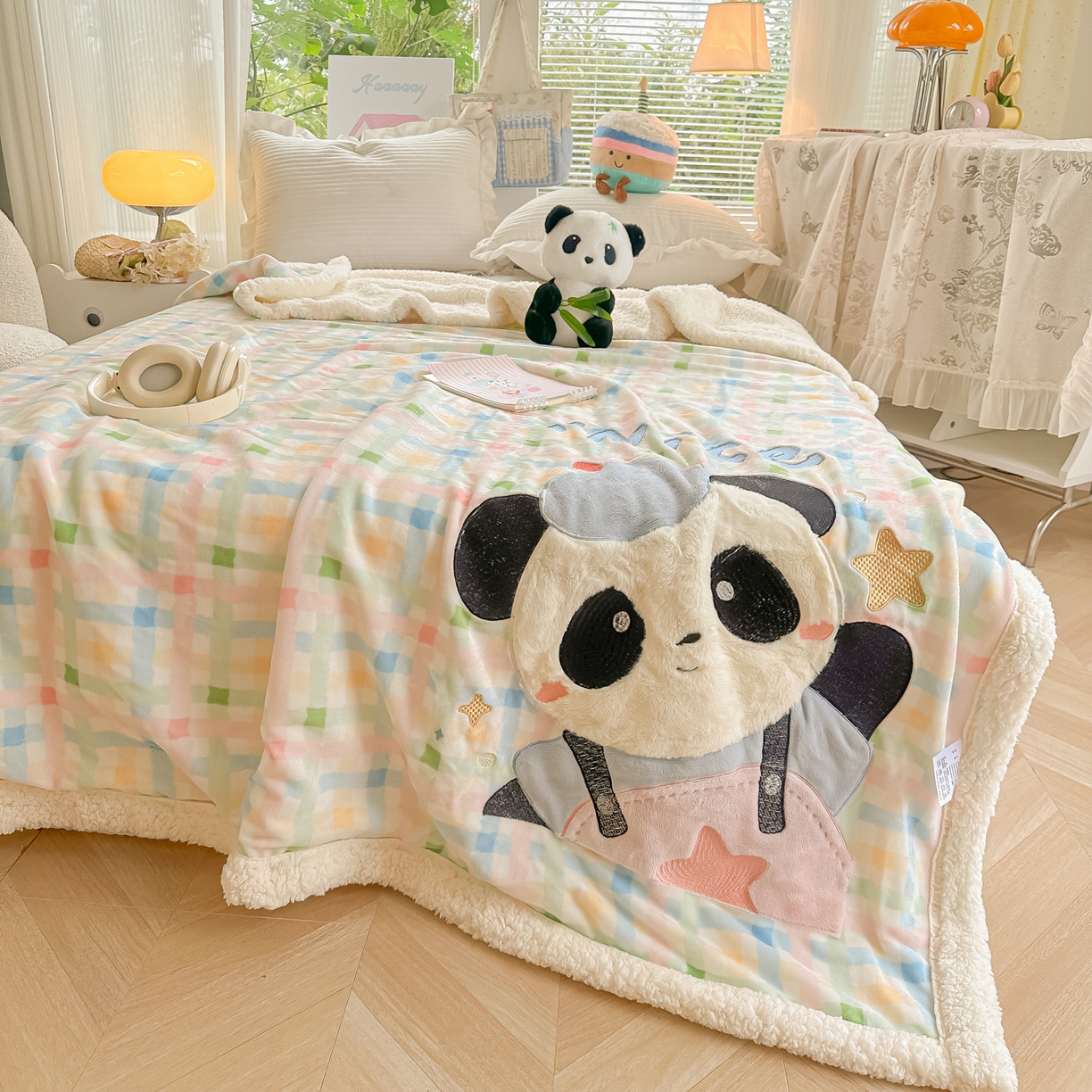 91家纺网 家纺一手货源 找家纺 子钦家纺 2025新款秋冬加厚牛奶绒羊羔绒卡通贴布绣毛毯-快乐熊猫 毛毯快乐熊猫-七彩格