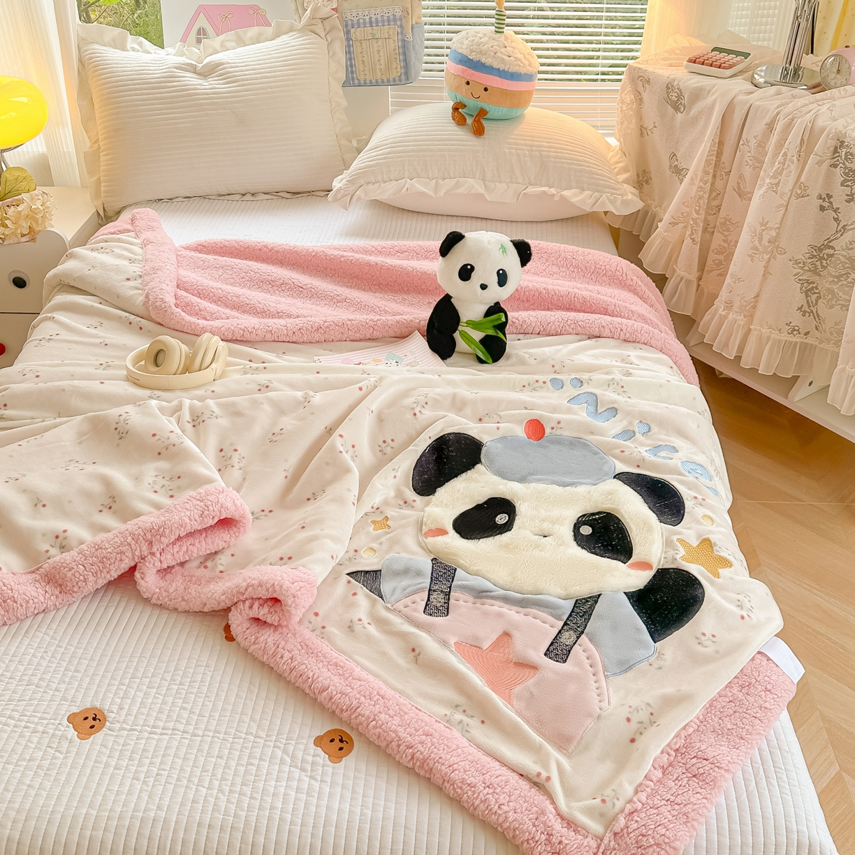 91家纺网 家纺一手货源 找家纺 子钦家纺 2025新款秋冬加厚牛奶绒羊羔绒卡通贴布绣毛毯-快乐熊猫 毛毯快乐熊猫-小花园
