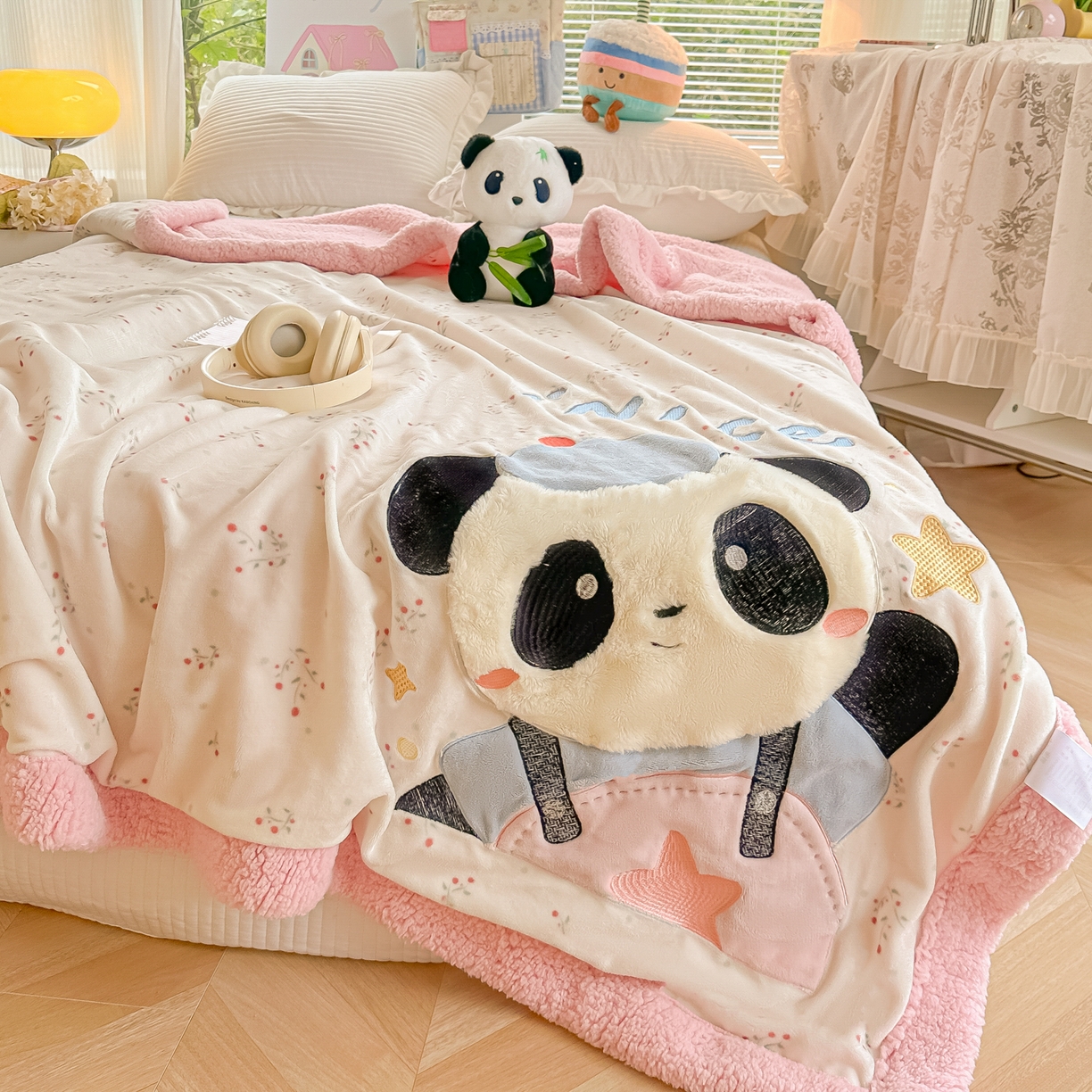 91家纺网 家纺一手货源 找家纺 子钦家纺 2025新款秋冬加厚牛奶绒羊羔绒卡通贴布绣毛毯-快乐熊猫 毛毯快乐熊猫-小花园