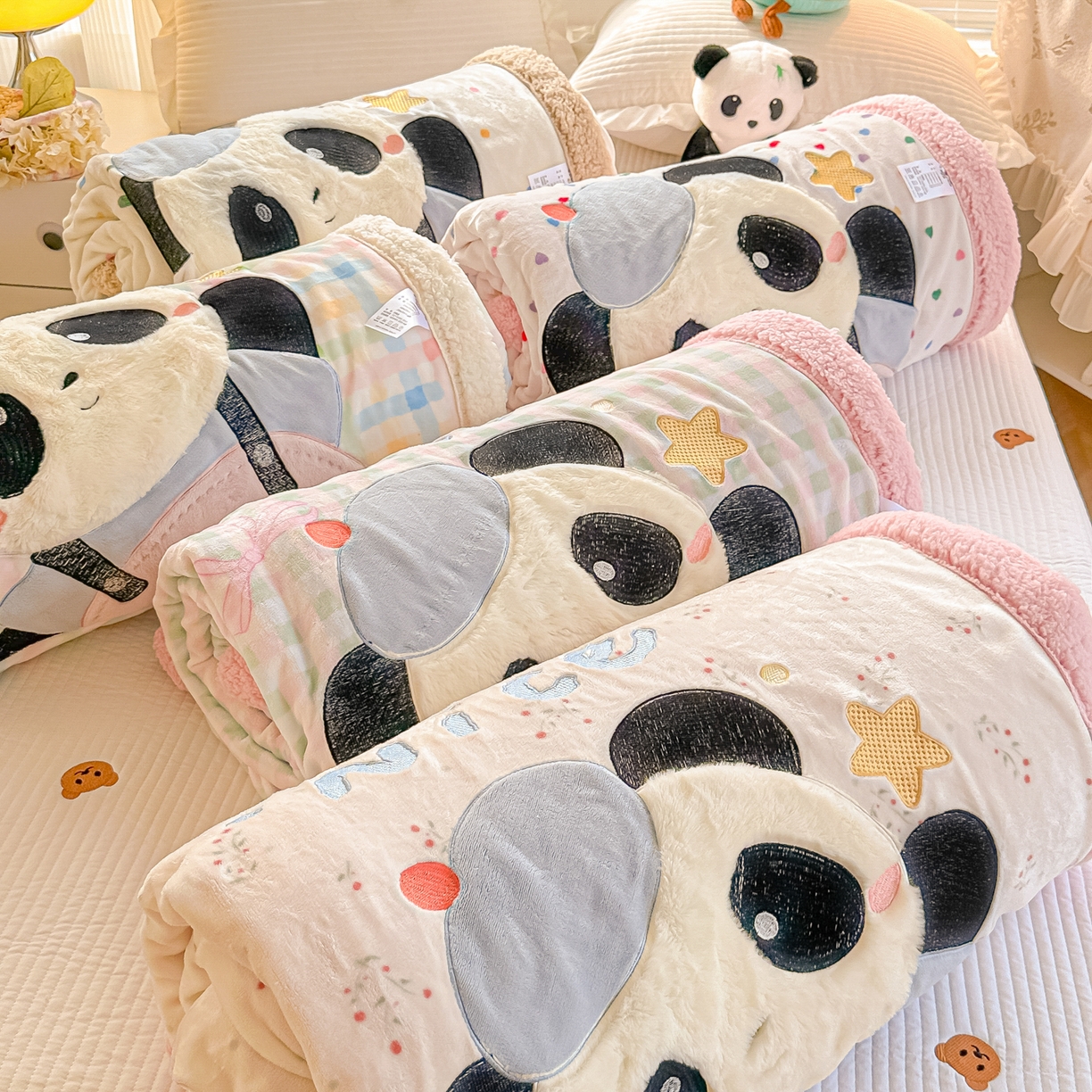 91家纺网 家纺一手货源 找家纺 子钦家纺 2025新款秋冬加厚牛奶绒羊羔绒卡通贴布绣毛毯-快乐熊猫 组合图仅供展示