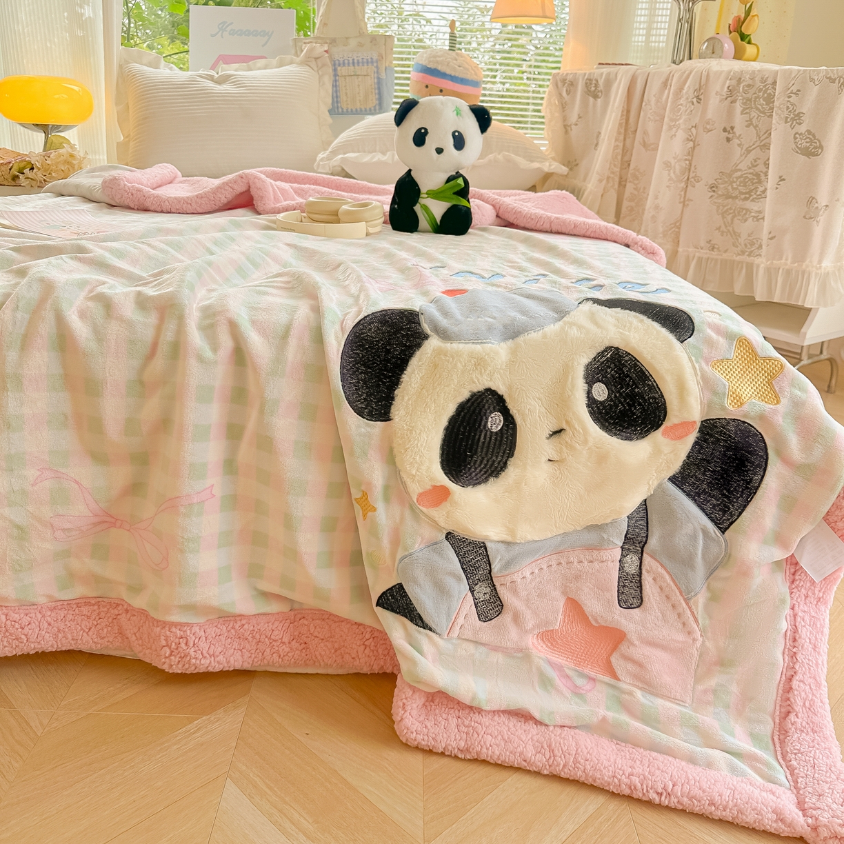 91家纺网 家纺一手货源 找家纺 子钦家纺 2025新款秋冬加厚牛奶绒羊羔绒卡通贴布绣毛毯-快乐熊猫 毛毯快乐熊猫-蝴蝶结格子