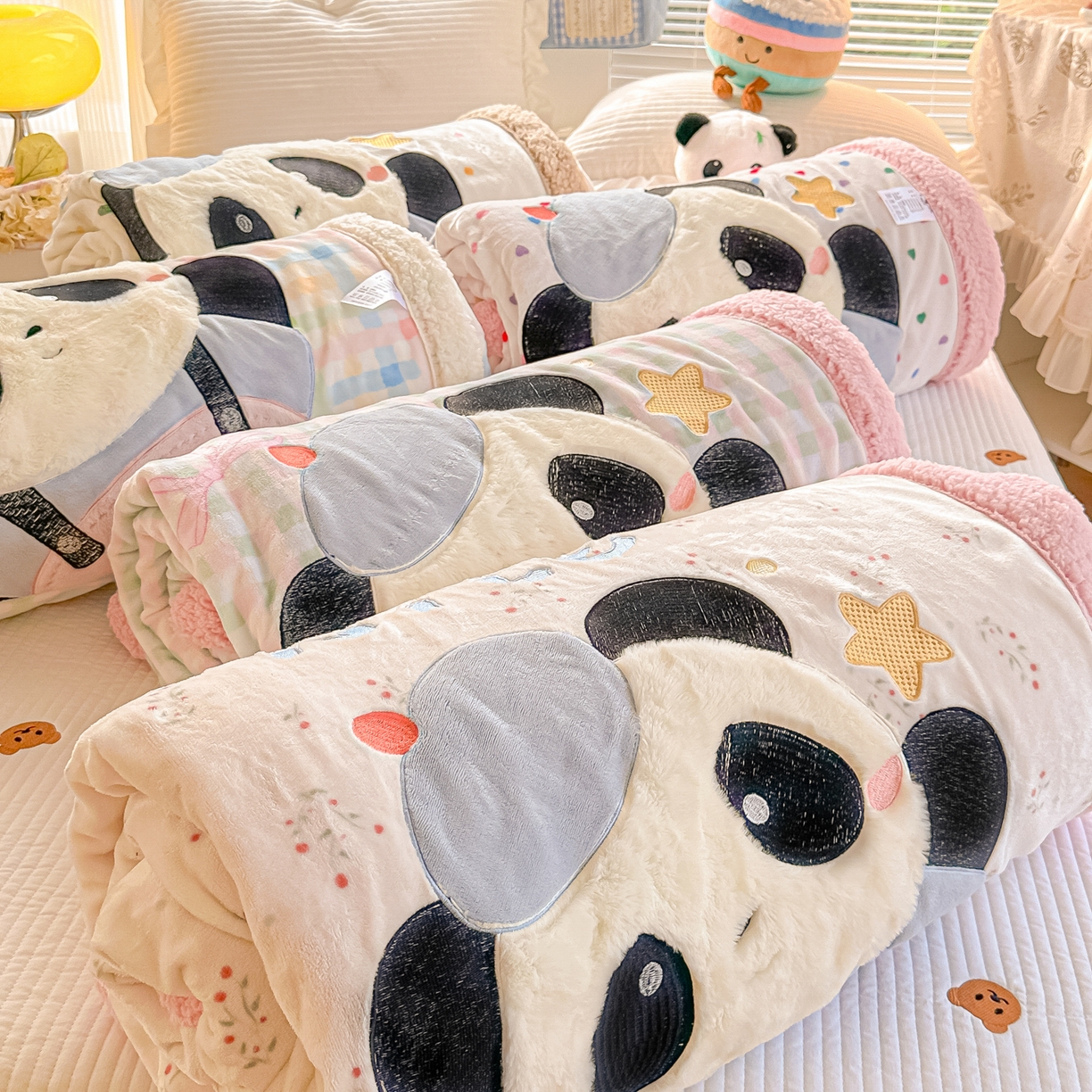 91家纺网 家纺一手货源 找家纺 子钦家纺 2025新款秋冬加厚牛奶绒羊羔绒卡通贴布绣毛毯-快乐熊猫 组合图仅供展示
