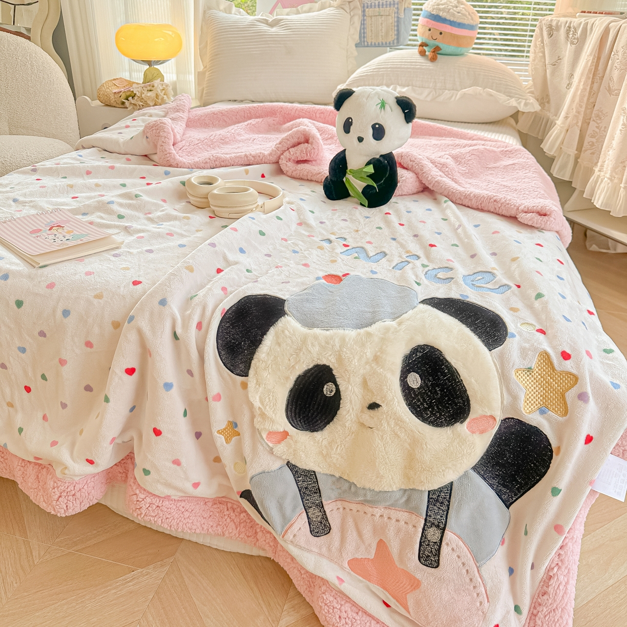 91家纺网 家纺一手货源 找家纺 子钦家纺 2025新款秋冬加厚牛奶绒羊羔绒卡通贴布绣毛毯-快乐熊猫 毛毯快乐熊猫-爱心
