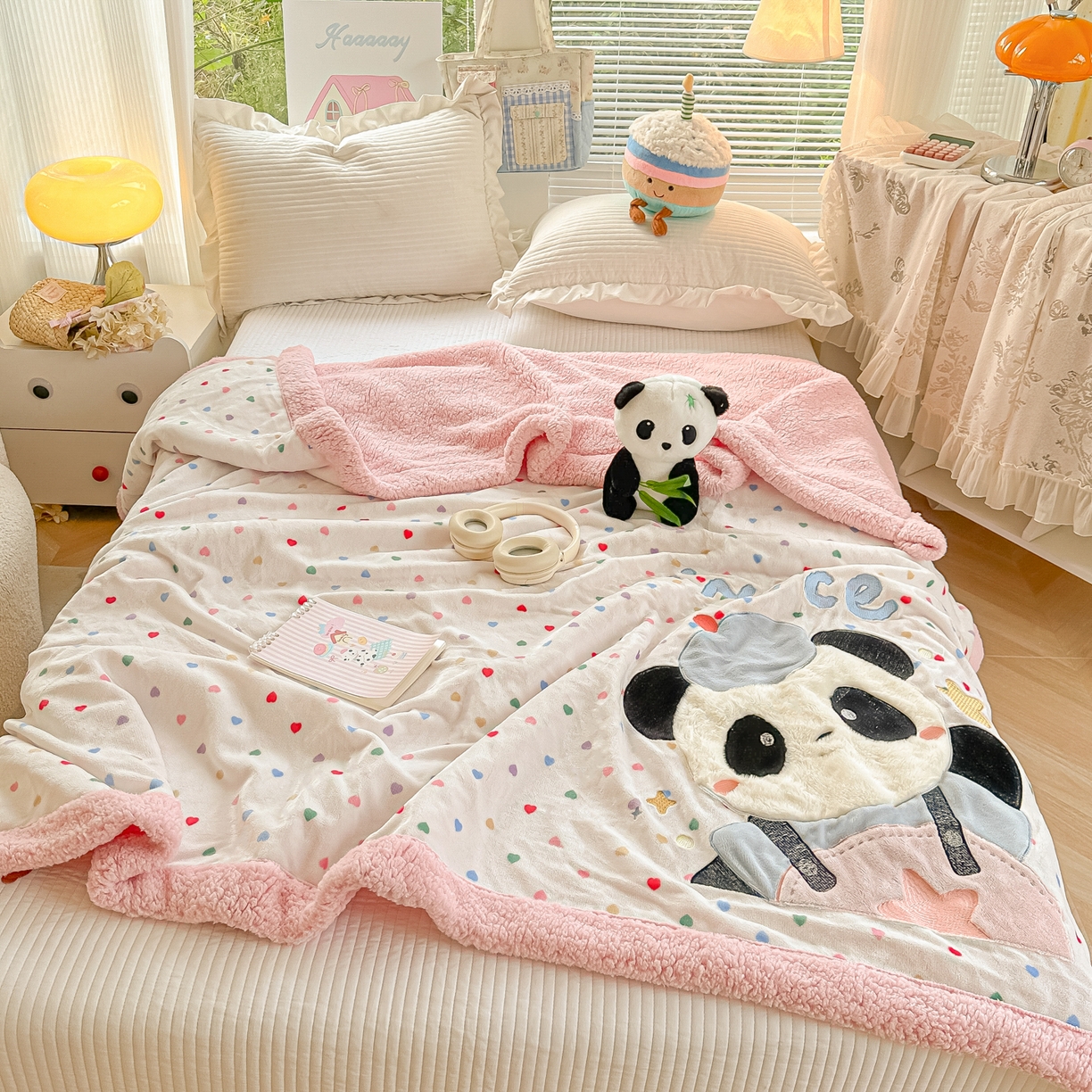 91家纺网 家纺一手货源 找家纺 子钦家纺 2025新款秋冬加厚牛奶绒羊羔绒卡通贴布绣毛毯-快乐熊猫 毛毯快乐熊猫-爱心