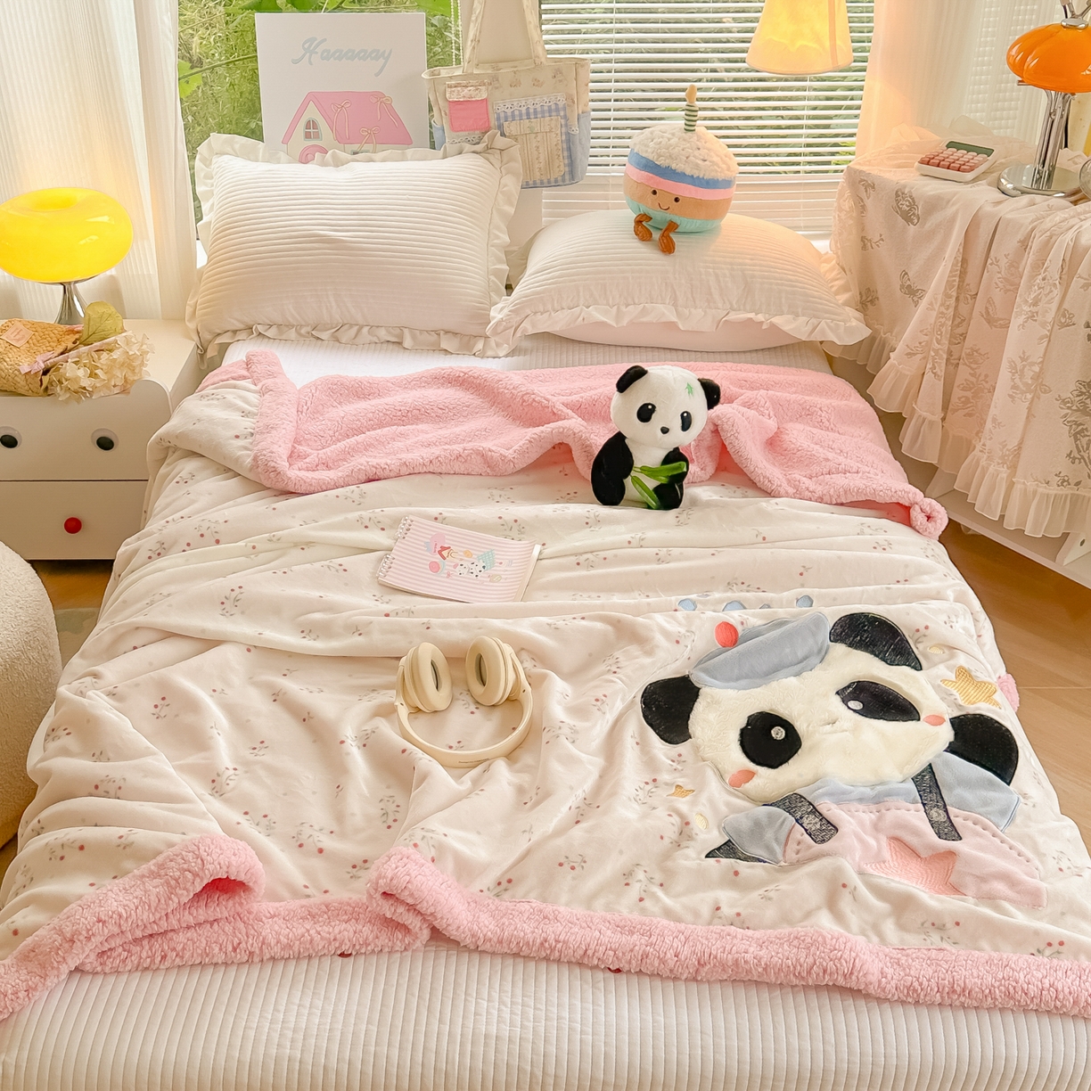 91家纺网 家纺一手货源 找家纺 子钦家纺 2025新款秋冬加厚牛奶绒羊羔绒卡通贴布绣毛毯-快乐熊猫 毛毯快乐熊猫-小花园