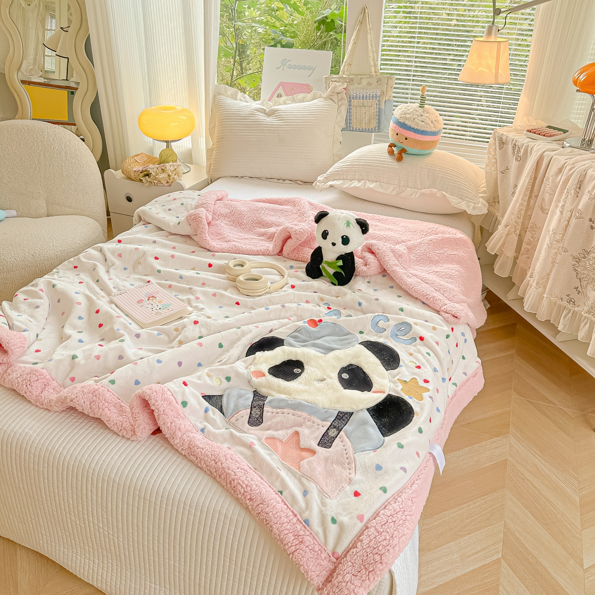 91家纺网 家纺一手货源 找家纺 子钦家纺 2025新款秋冬加厚牛奶绒羊羔绒卡通贴布绣毛毯-快乐熊猫 毛毯快乐熊猫-爱心