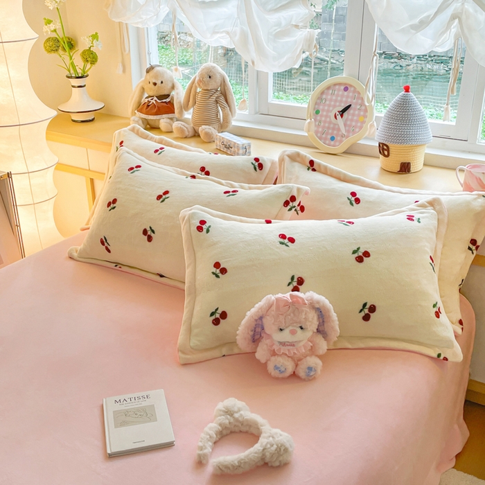 91家纺网 家纺一手货源 找家纺 一比一  2025新款双面牛奶绒四件套 樱桃派