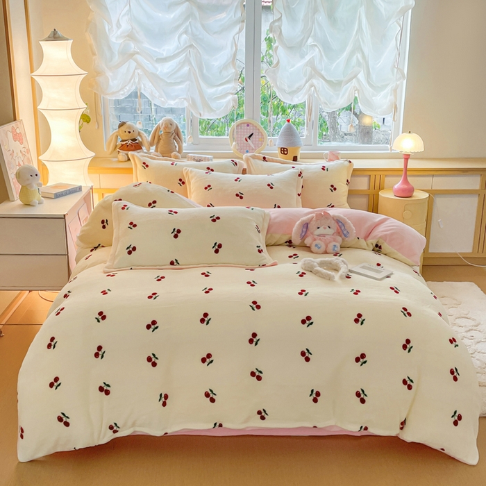 91家纺网 家纺一手货源 找家纺 一比一  2025新款双面牛奶绒四件套 樱桃派