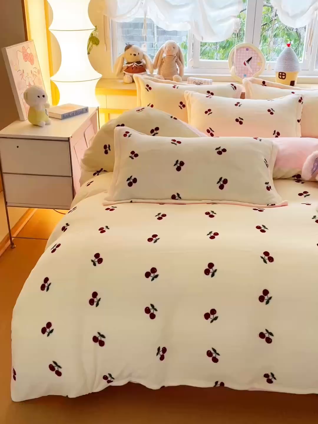 91家纺网 家纺一手货源 找家纺 一比一  2025新款双面牛奶绒四件套 樱桃派