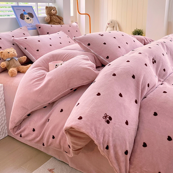 91家纺网 家纺一手货源 找家纺 YYDS网供  2025新款ins风牛奶绒四件套萌趣卡通三件套花卉单被套秋冬软fufu防静电 爱心樱桃草莓