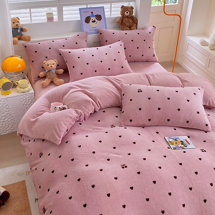 91家纺网 家纺一手货源 找家纺 YYDS网供  2025新款ins风牛奶绒四件套萌趣卡通三件套花卉单被套秋冬软fufu防静电 爱心樱桃草莓