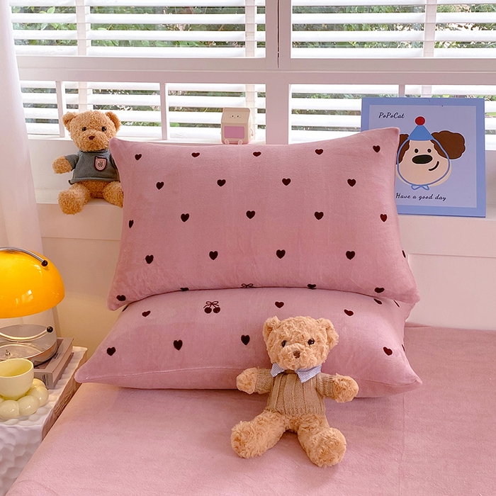 91家纺网 家纺一手货源 找家纺 YYDS网供  2025新款ins风牛奶绒四件套萌趣卡通三件套花卉单被套秋冬软fufu防静电 爱心樱桃草莓