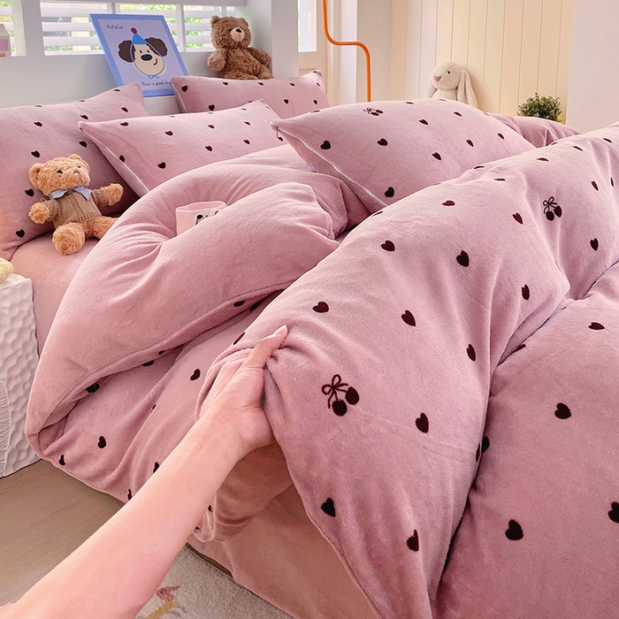 91家纺网 家纺一手货源 找家纺 YYDS网供  2025新款ins风牛奶绒四件套萌趣卡通三件套花卉单被套秋冬软fufu防静电 爱心樱桃草莓