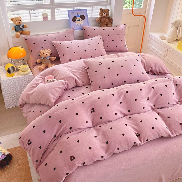 91家纺网 家纺一手货源 找家纺 YYDS网供  2025新款ins风牛奶绒四件套萌趣卡通三件套花卉单被套秋冬软fufu防静电 爱心樱桃草莓