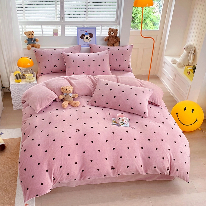 91家纺网 家纺一手货源 找家纺 YYDS网供  2025新款ins风牛奶绒四件套萌趣卡通三件套花卉单被套秋冬软fufu防静电 爱心樱桃草莓