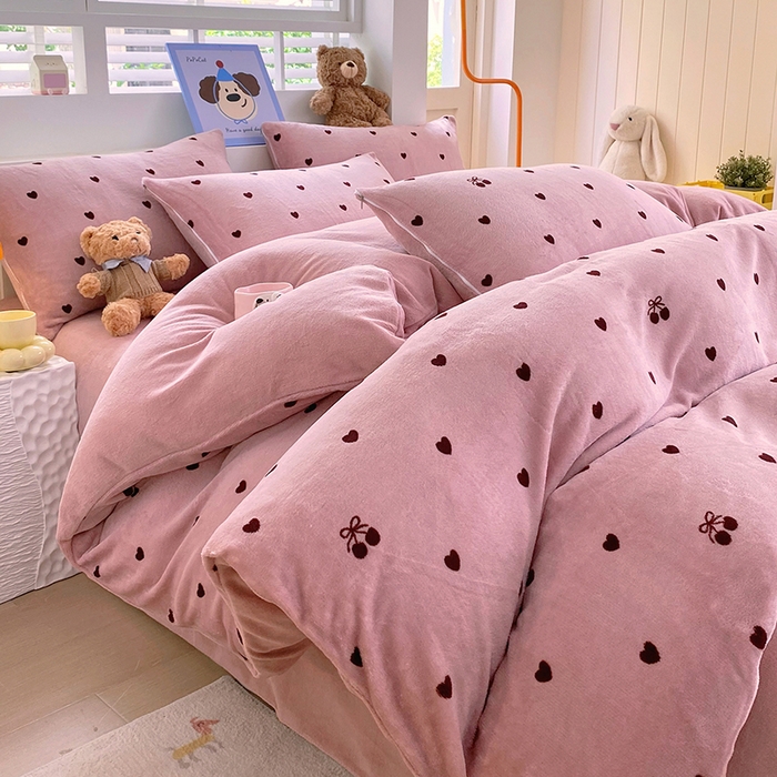 91家纺网 家纺一手货源 找家纺 YYDS网供  2025新款ins风牛奶绒四件套萌趣卡通三件套花卉单被套秋冬软fufu防静电 爱心樱桃草莓