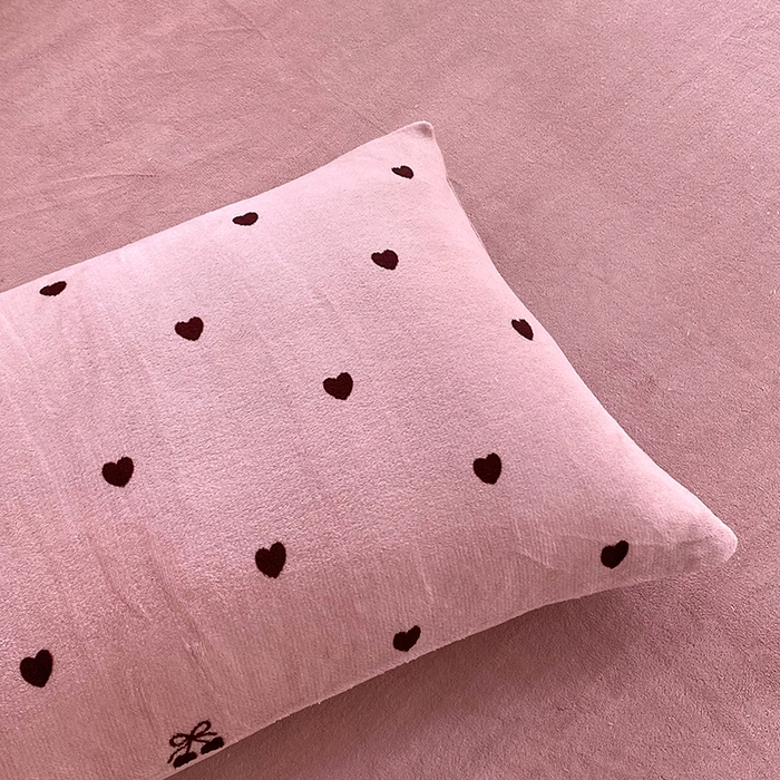 91家纺网 家纺一手货源 找家纺 YYDS网供  2025新款ins风牛奶绒四件套萌趣卡通三件套花卉单被套秋冬软fufu防静电 爱心樱桃草莓