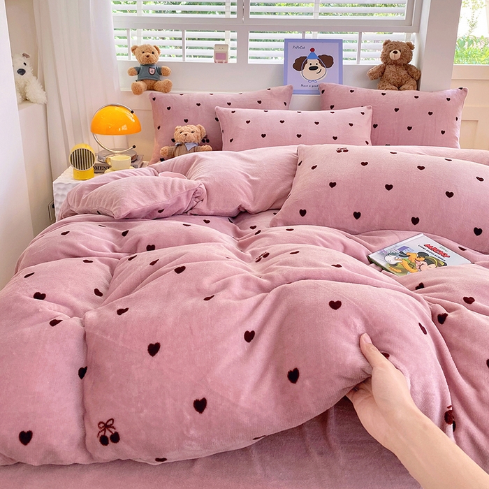 91家纺网 家纺一手货源 找家纺 YYDS网供  2025新款ins风牛奶绒四件套萌趣卡通三件套花卉单被套秋冬软fufu防静电 爱心樱桃草莓