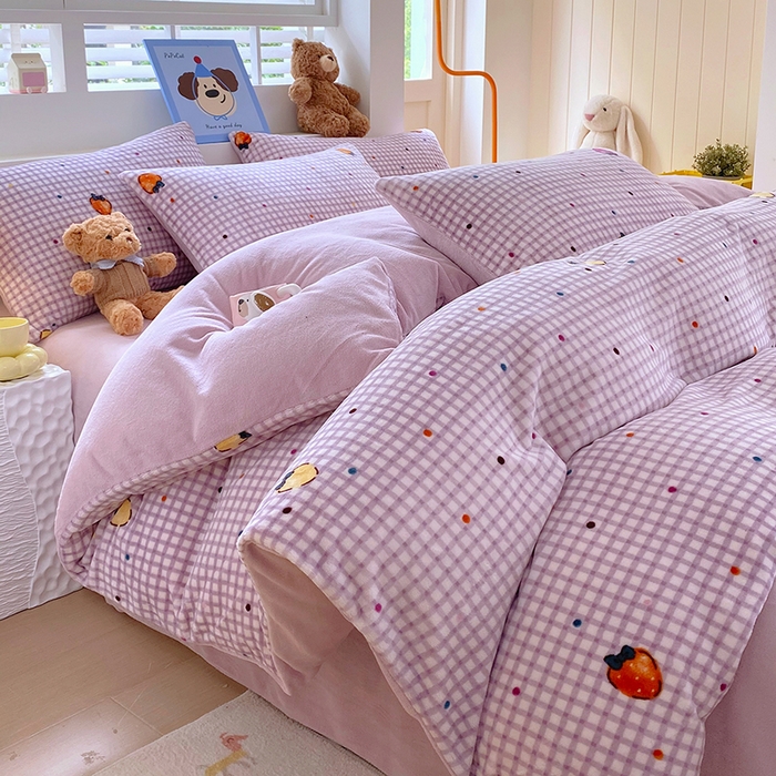 91家纺网 家纺一手货源 找家纺 YYDS网供  2025新款ins风牛奶绒四件套萌趣卡通三件套花卉单被套秋冬软fufu防静电 彩色草莓波点