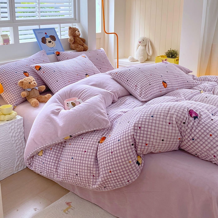 91家纺网 家纺一手货源 找家纺 YYDS网供  2025新款ins风牛奶绒四件套萌趣卡通三件套花卉单被套秋冬软fufu防静电 彩色草莓波点