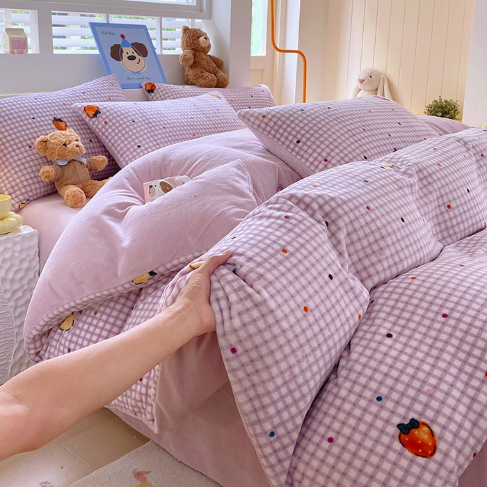 91家纺网 家纺一手货源 找家纺 YYDS网供  2025新款ins风牛奶绒四件套萌趣卡通三件套花卉单被套秋冬软fufu防静电 彩色草莓波点