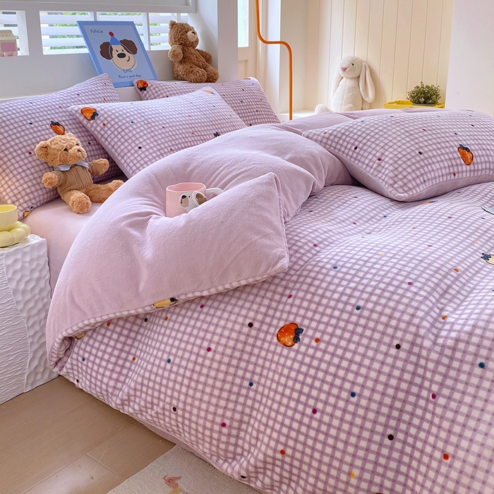 91家纺网 家纺一手货源 找家纺 YYDS网供  2025新款ins风牛奶绒四件套萌趣卡通三件套花卉单被套秋冬软fufu防静电 彩色草莓波点