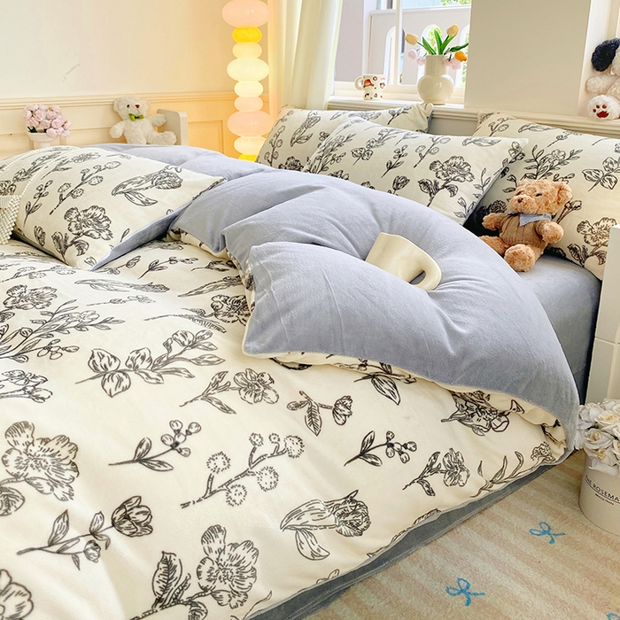 91家纺网 家纺一手货源 找家纺 YYDS网供  2025新款ins风牛奶绒四件套萌趣卡通三件套花卉单被套秋冬软fufu防静电 丛林兔影斯基