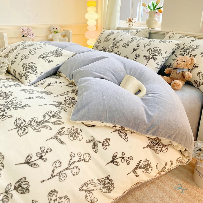 91家纺网 家纺一手货源 找家纺 YYDS网供  2025新款ins风牛奶绒四件套萌趣卡通三件套花卉单被套秋冬软fufu防静电 丛林兔影斯基