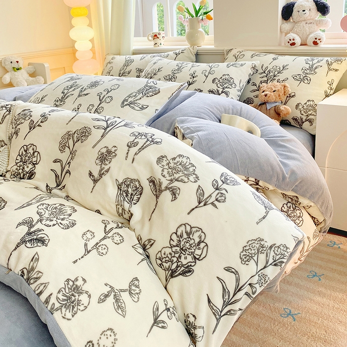 91家纺网 家纺一手货源 找家纺 YYDS网供  2025新款ins风牛奶绒四件套萌趣卡通三件套花卉单被套秋冬软fufu防静电 丛林兔影斯基