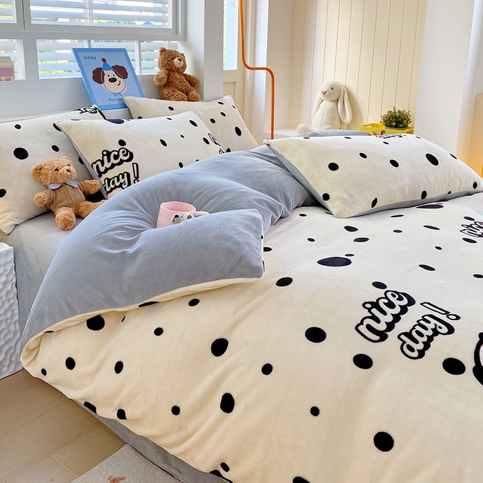91家纺网 家纺一手货源 找家纺 YYDS网供  2025新款ins风牛奶绒四件套萌趣卡通三件套花卉单被套秋冬软fufu防静电 黑白的波点狗