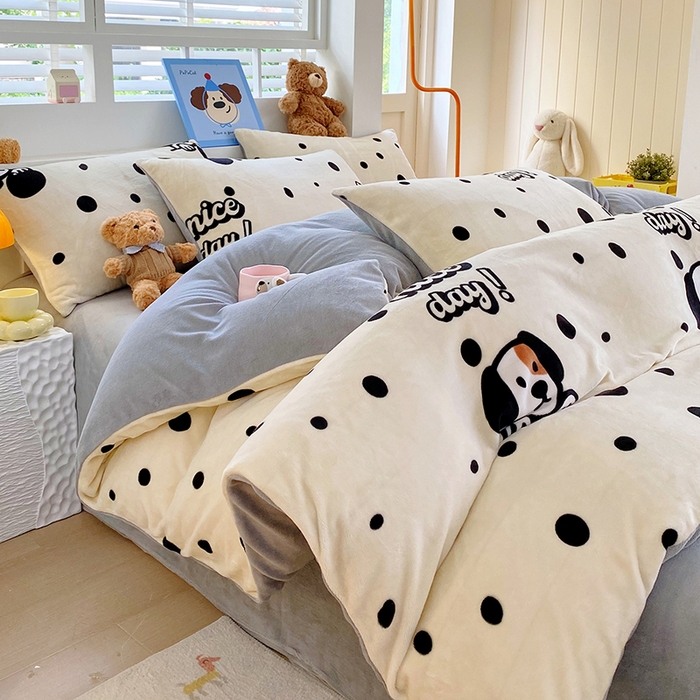 91家纺网 家纺一手货源 找家纺 YYDS网供  2025新款ins风牛奶绒四件套萌趣卡通三件套花卉单被套秋冬软fufu防静电 黑白的波点狗