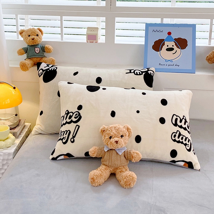 91家纺网 家纺一手货源 找家纺 YYDS网供  2025新款ins风牛奶绒四件套萌趣卡通三件套花卉单被套秋冬软fufu防静电 黑白的波点狗