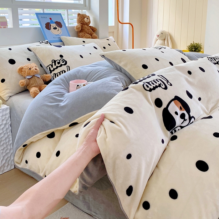 91家纺网 家纺一手货源 找家纺 YYDS网供  2025新款ins风牛奶绒四件套萌趣卡通三件套花卉单被套秋冬软fufu防静电 黑白的波点狗