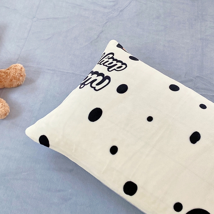 91家纺网 家纺一手货源 找家纺 YYDS网供  2025新款ins风牛奶绒四件套萌趣卡通三件套花卉单被套秋冬软fufu防静电 黑白的波点狗