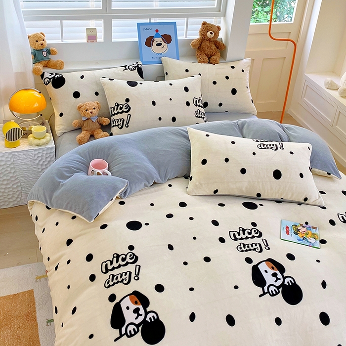 91家纺网 家纺一手货源 找家纺 YYDS网供  2025新款ins风牛奶绒四件套萌趣卡通三件套花卉单被套秋冬软fufu防静电 黑白的波点狗